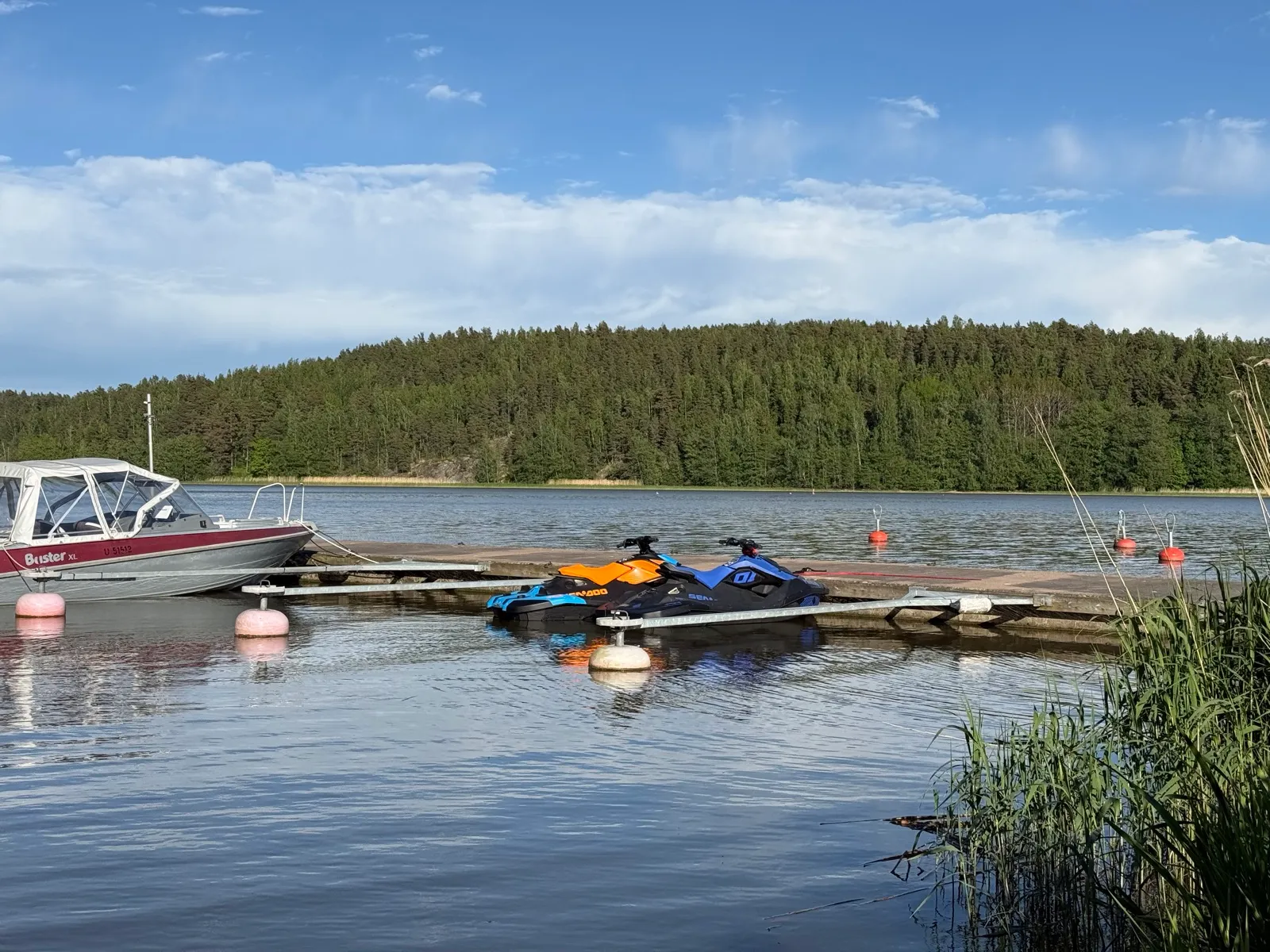 Sea-Doo Spark Trixx vesijetit laiturissa