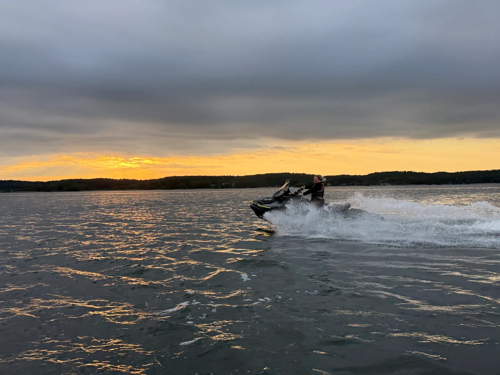 Vesijetti auringonlaskussa