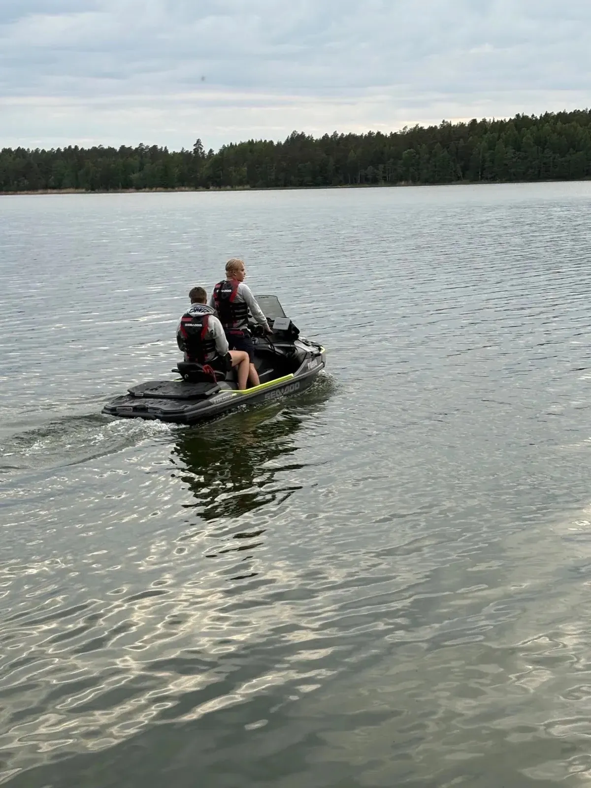 Kaksi henkilöä vesijettiretkellä
