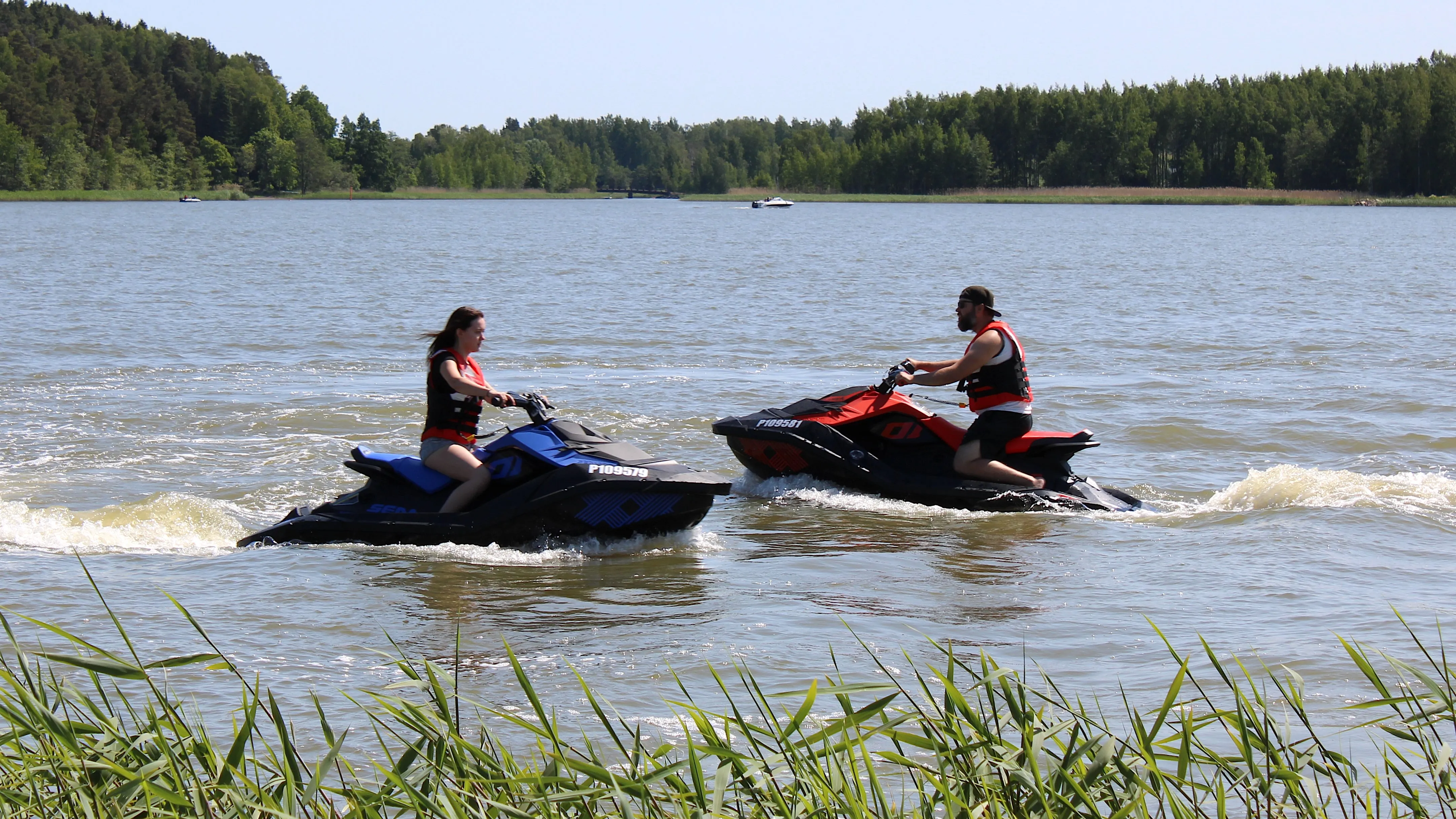 Vesijetti täydessä vauhdissa